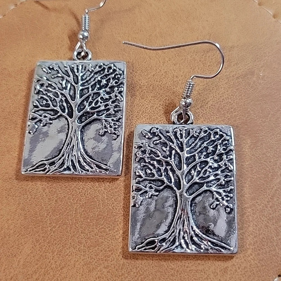 Oak Tree Vintage Style Drop Earrings - Picture 4 of 10